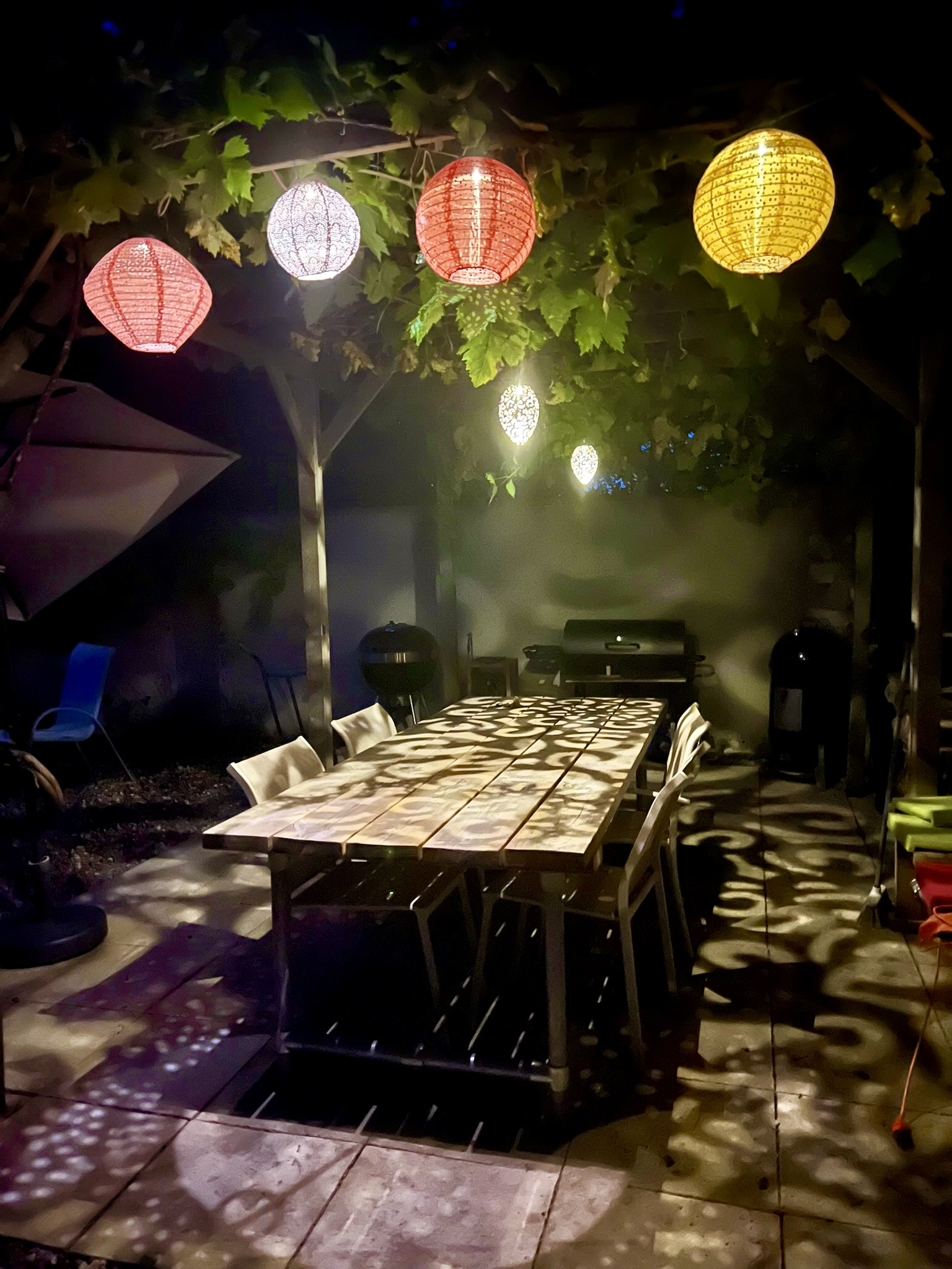 Table d'hôtes en soirée